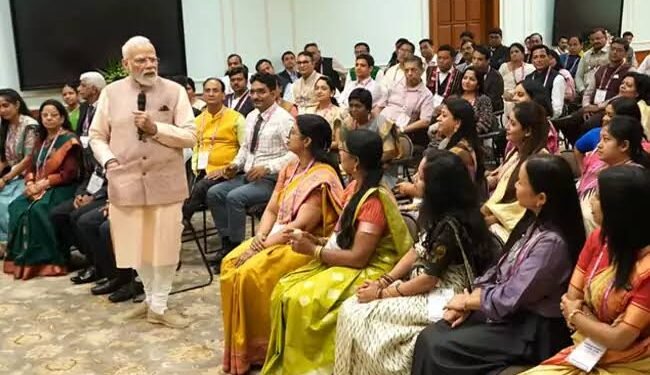 విద్యార్థులను తరగతి గదికే పరిమితం చేయొద్దు: మోదీ