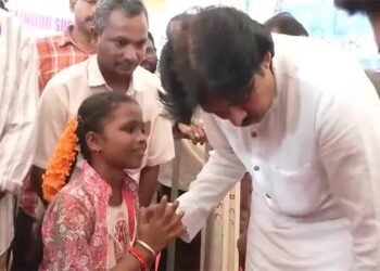 పవన్‌కు పద్యం వినిపించిన అంధ బాలిక.. చిన్నారి మాటలకు ముగ్ధుడైన డిప్యూటీ సీఎం