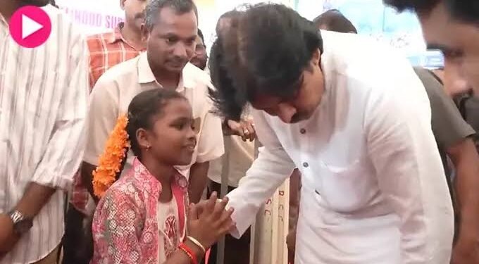 పవన్కు పద్యం వినిపించిన అంధ బాలిక.. చిన్నారి మాటలకు ముగ్ధుడైన డిప్యూటీ సీఎం 1 పవన్కు పద్యం వినిపించిన అంధ బాలిక.. చిన్నారి మాటలకు ముగ్ధుడైన డిప్యూటీ సీఎం