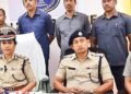 సినీఫక్కీలో హ్యాష్ ఆయిల్ రవాణా.. హైదరాబాద్లో ముగ్గురు అరెస్టు 17 సినీఫక్కీలో హ్యాష్ ఆయిల్ రవాణా.. హైదరాబాద్లో ముగ్గురు అరెస్టు