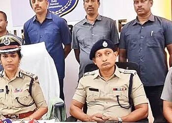 సినీఫక్కీలో హ్యాష్ ఆయిల్ రవాణా.. హైదరాబాద్లో ముగ్గురు అరెస్టు 21 సినీఫక్కీలో హ్యాష్ ఆయిల్ రవాణా.. హైదరాబాద్లో ముగ్గురు అరెస్టు