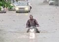 కాకినాడ జిల్లాలో ఉద్ధృతంగా వరదనీరు.. రహదారిపై మోకాళ్ల లోతు