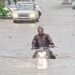 కాకినాడ జిల్లాలో ఉద్ధృతంగా వరదనీరు.. రహదారిపై మోకాళ్ల లోతు