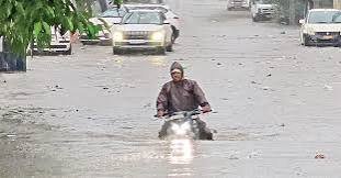కాకినాడ జిల్లాలో ఉద్ధృతంగా వరదనీరు.. రహదారిపై మోకాళ్ల లోతు