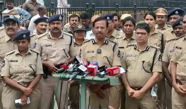 ముగిసిన వినాయక నిమజ్జనాలు.. పోలీసులతో కలిసి డ్యాన్స్ చేసిన సీపీ సజ్జనార్ 1 ముగిసిన వినాయక నిమజ్జనాలు.. పోలీసులతో కలిసి డ్యాన్స్ చేసిన సీపీ సజ్జనార్