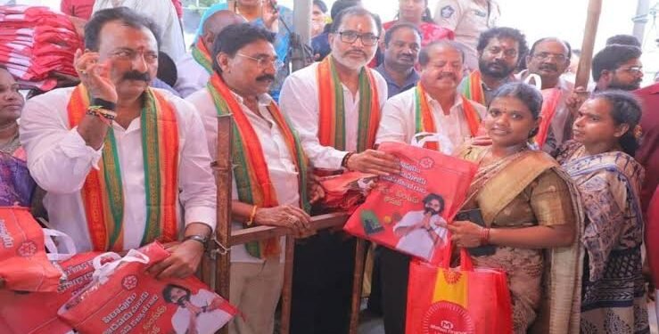 పిఠాపురంలో మహిళలకు పవన్ కల్యాణ్ శ్రావణ కానుక 1 పిఠాపురంలో మహిళలకు పవన్ కల్యాణ్ శ్రావణ కానుక