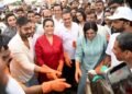 జుహూ బీచ్లో స్వచ్ఛతా కార్యక్రమం.. పాల్గొన్న సీఎం భార్య, కుమార్తె 12 జుహూ బీచ్లో స్వచ్ఛతా కార్యక్రమం.. పాల్గొన్న సీఎం భార్య, కుమార్తె