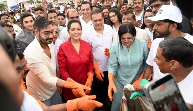 జుహూ బీచ్‌లో స్వచ్ఛతా కార్యక్రమం.. పాల్గొన్న సీఎం భార్య, కుమార్తె