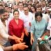 జుహూ బీచ్‌లో స్వచ్ఛతా కార్యక్రమం.. పాల్గొన్న సీఎం భార్య, కుమార్తె