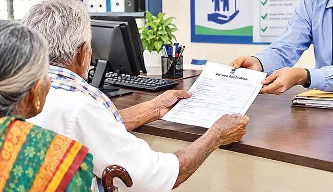 కొత్త పింఛన్లకు 13.65 లక్షల దరఖాస్తులు.. 1.42 లక్షల మంది అనర్హులు 1 కొత్త పింఛన్లకు 13.65 లక్షల దరఖాస్తులు.. 1.42 లక్షల మంది అనర్హులు