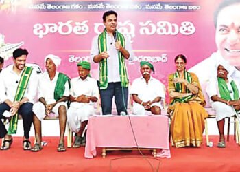 రైతుల భూములు లాక్కుంటే ఊరుకోం: కేటీఆర్‌