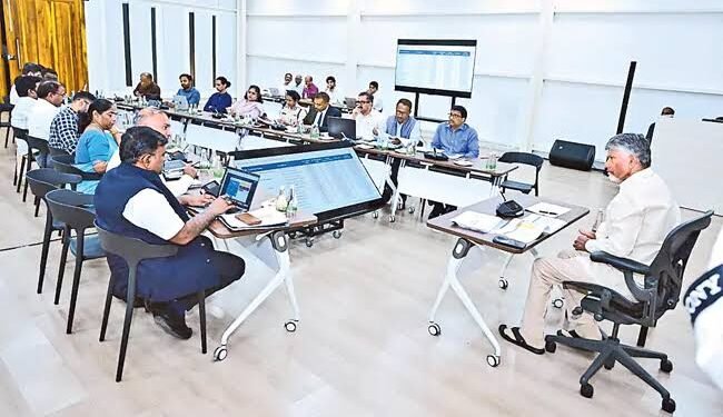 హాస్టళ్లలో వసతులను తల్లిదండ్రులకు వివరించండి: సీఎం చంద్రబాబు