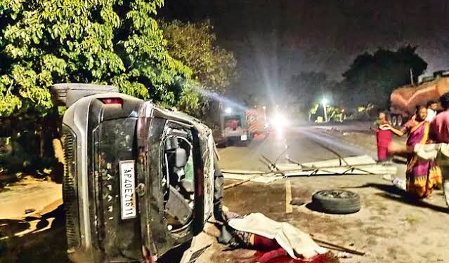 హోటల్లోకి దూసుకెళ్లిన కారు.. ఇద్దరు యువతుల మృతి 1 హోటల్లోకి దూసుకెళ్లిన కారు.. ఇద్దరు యువతుల మృతి