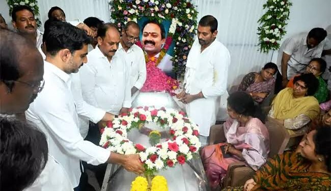 ఆళ్ల నాని కుటుంబానికి అండగా ఉంటాం: నారా లోకేశ్ 1 ఆళ్ల నాని కుటుంబానికి అండగా ఉంటాం: నారా లోకేశ్