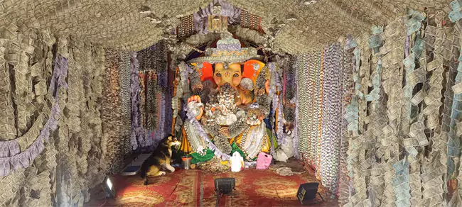 రూ.4.50 కోట్ల కరెన్సీ నోట్లతో గణేశుడికి అలంకరణ.. నందిగామలో ప్రత్యేక ఆకర్షణ 1 రూ.4.50 కోట్ల కరెన్సీ నోట్లతో గణేశుడికి అలంకరణ.. నందిగామలో ప్రత్యేక ఆకర్షణ