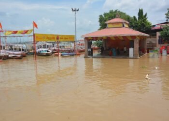 గంగానది ఉగ్రరూపం.. వారణాసికి వరద ముప్పు! 6 గంగానది ఉగ్రరూపం.. వారణాసికి వరద ముప్పు!
